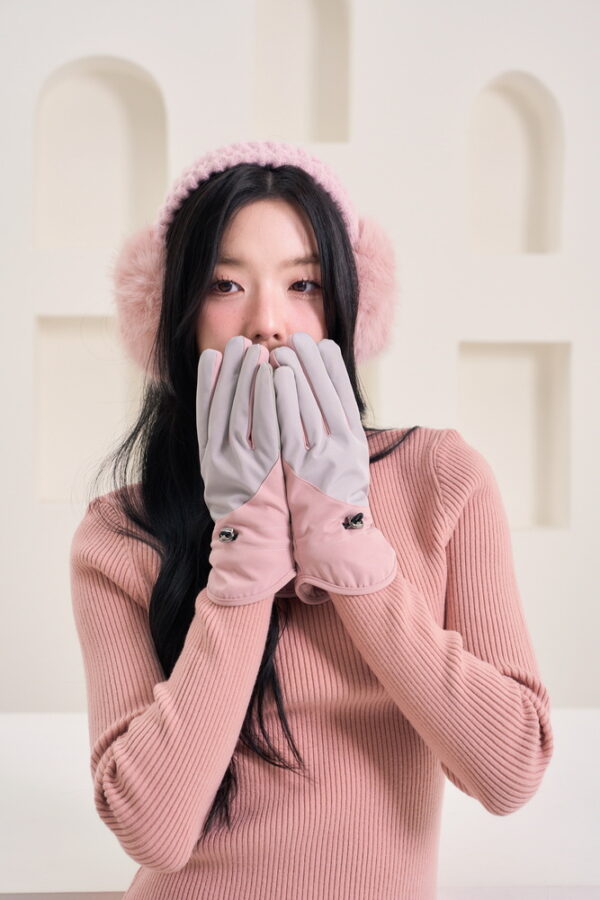 Windproof & Water Repellent Snow Gloves – Touchscreen compatible with fleece lining.