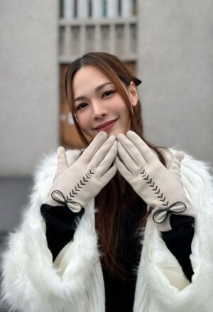 Cutie Ribbon Glove - Touchscreen-friendly with soft faux fur lining for warmth.