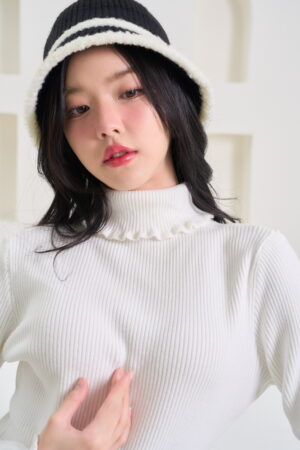 Turtleneck Knitting - Soft, warm, and itch-free with effortless style. - White