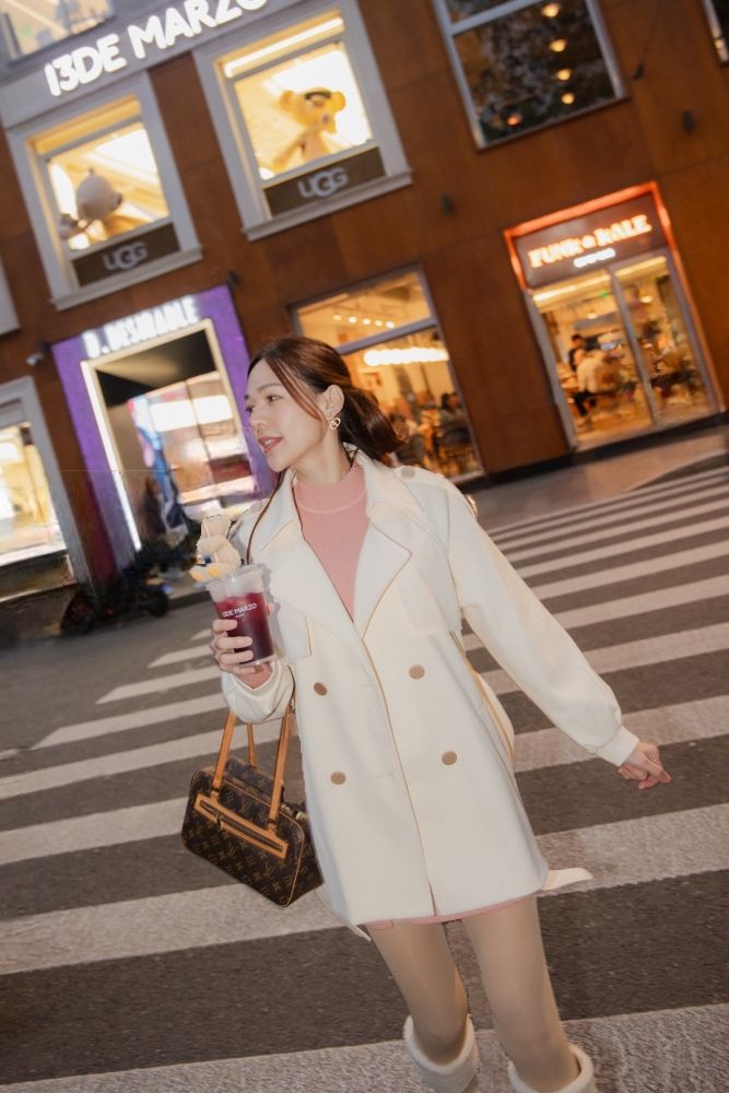 Trench Coat – Premium Wool-Blend Fabric.