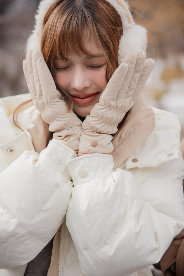 Macaroon Snow Gloves – Thick Fur-Lined Snow Gloves, Touchscreen Compatible, Rated for -15°C - Cream